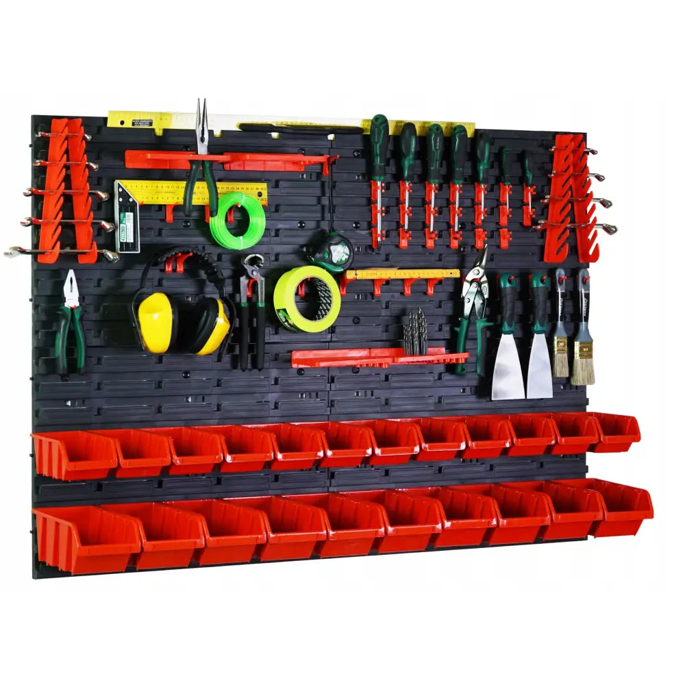 Verktøyveggorganisator med sort plasttavle, røde bokser og kroker fylt med håndverktøy, fotografert forfra.