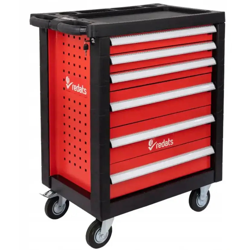 Verktøyvogn i rød og svart metall, seks skuffer med sølvhåndtak, hjul og perforert sidepanel, sett skrått.