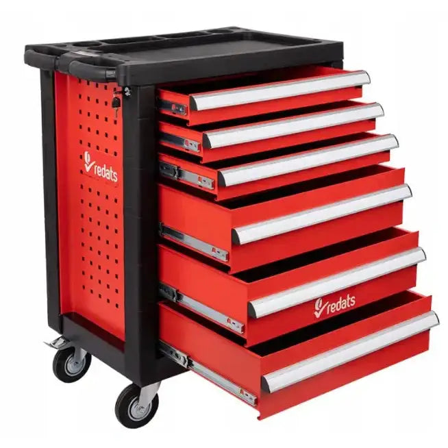 Rød verktøyvogn i metall med seks åpne skuffer, sølvhåndtak og sorte hjul, sidevinkel som viser perforerte paneler.