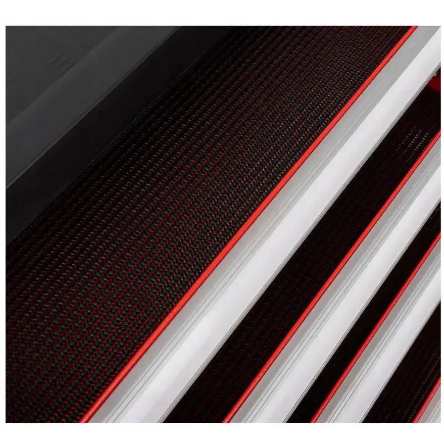 Verktøyvogn med svarte hyller, rød kant og sølvlister, detaljert nærbilde fra skrå vinkel.