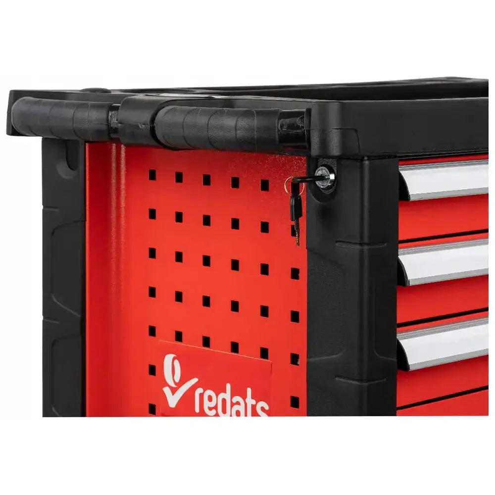 Verktøyvogn i rødlakkert metall, nærbilde av skuffer med sølvhåndtak, lås og perforert sidepanel.