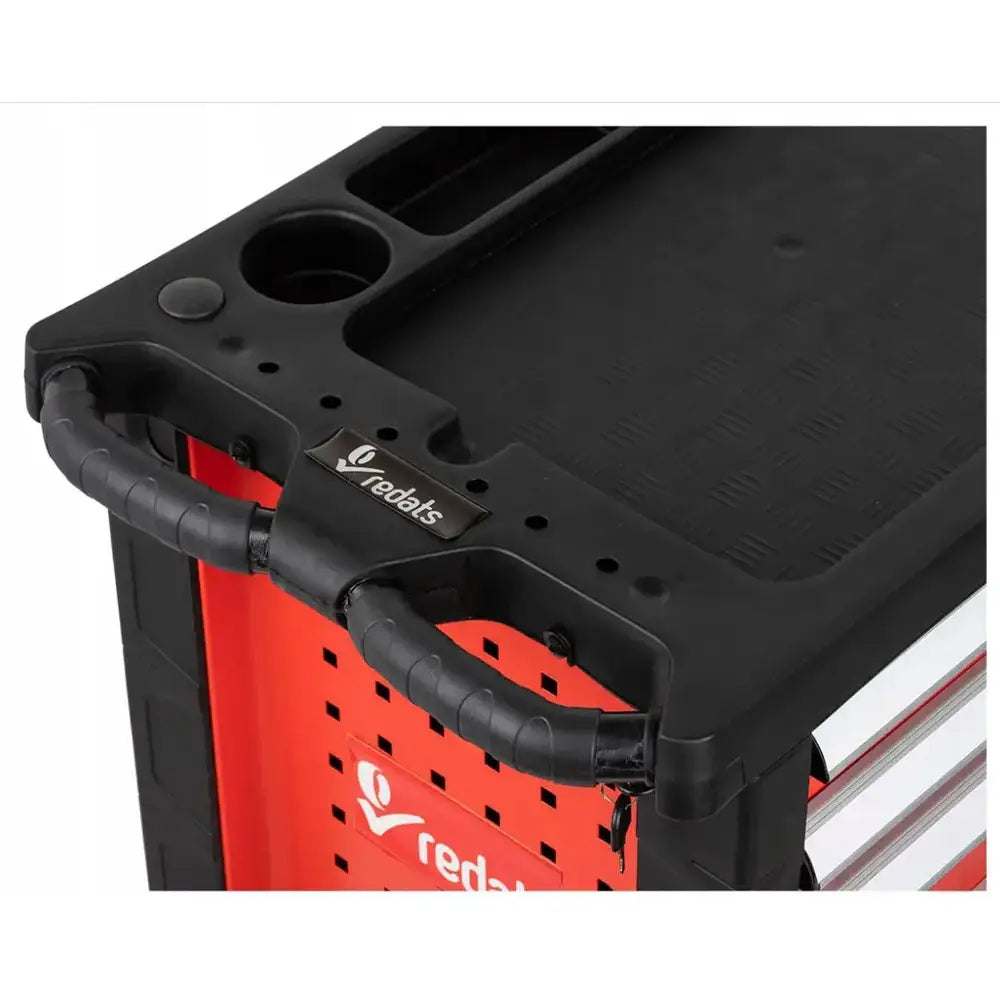 Verktøyvogn i sort og rødt, sett skrått ovenfra med gummiert håndtak, åpne rom og tydelig Redats-logo på siden.