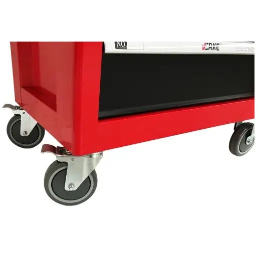 Verktøyvogn med sju skuffer, detalj av rødt hjørne og grå svingbare hjul med brems.