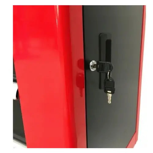 Verktøyvogn med rød ramme, nærbilde av svart dør med nøkkel i låsen og synlig nøkkelholder.