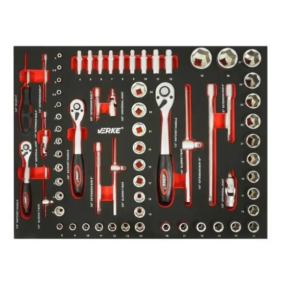 Sort verktøysbrett med piper, skralle, forlengere og bits i rader, røde og sorte håndtak, sett ovenfra.