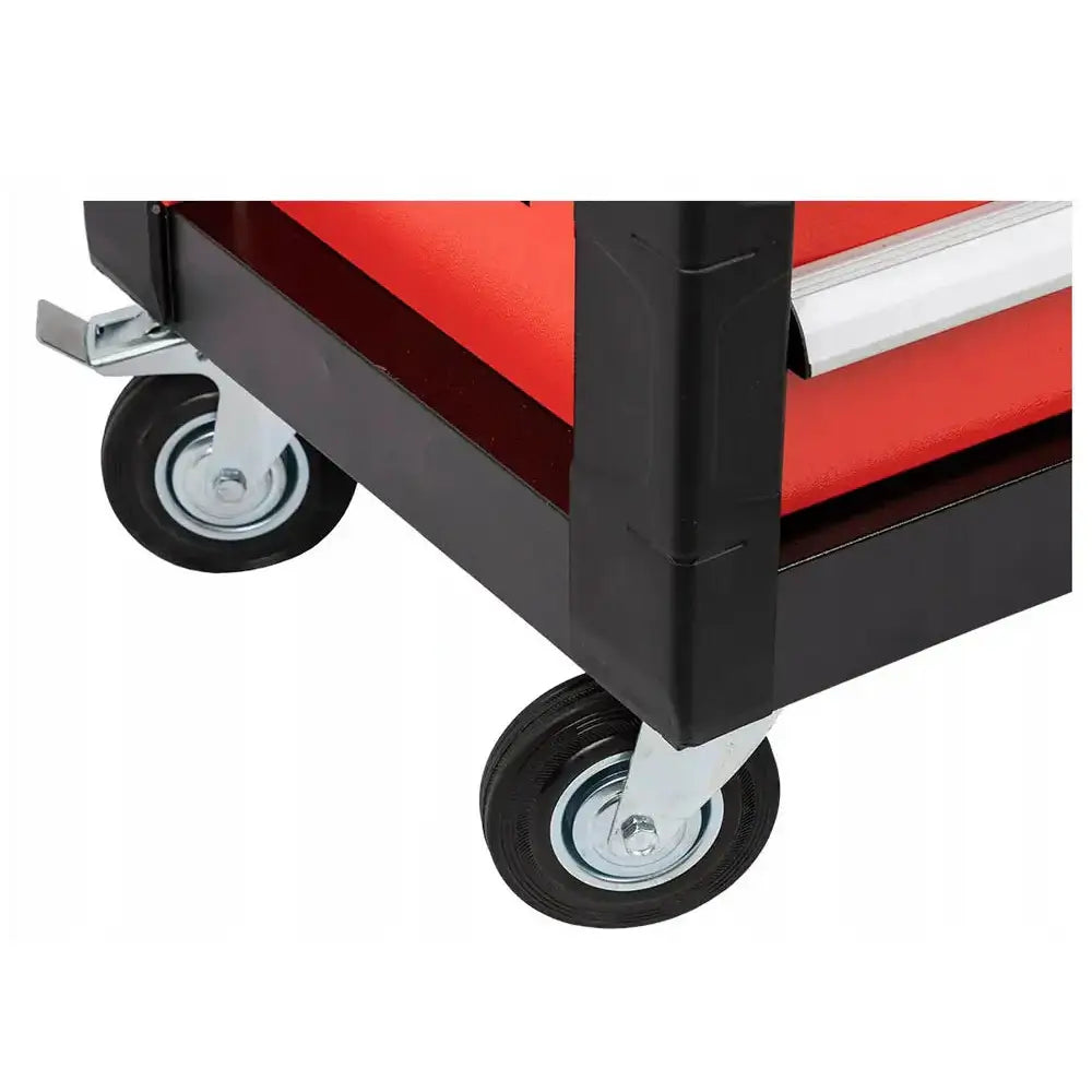 Verktøyvogn, nærbilde av to svingbare hjul med metallbeslag på sort og rødt metalltrillebord.