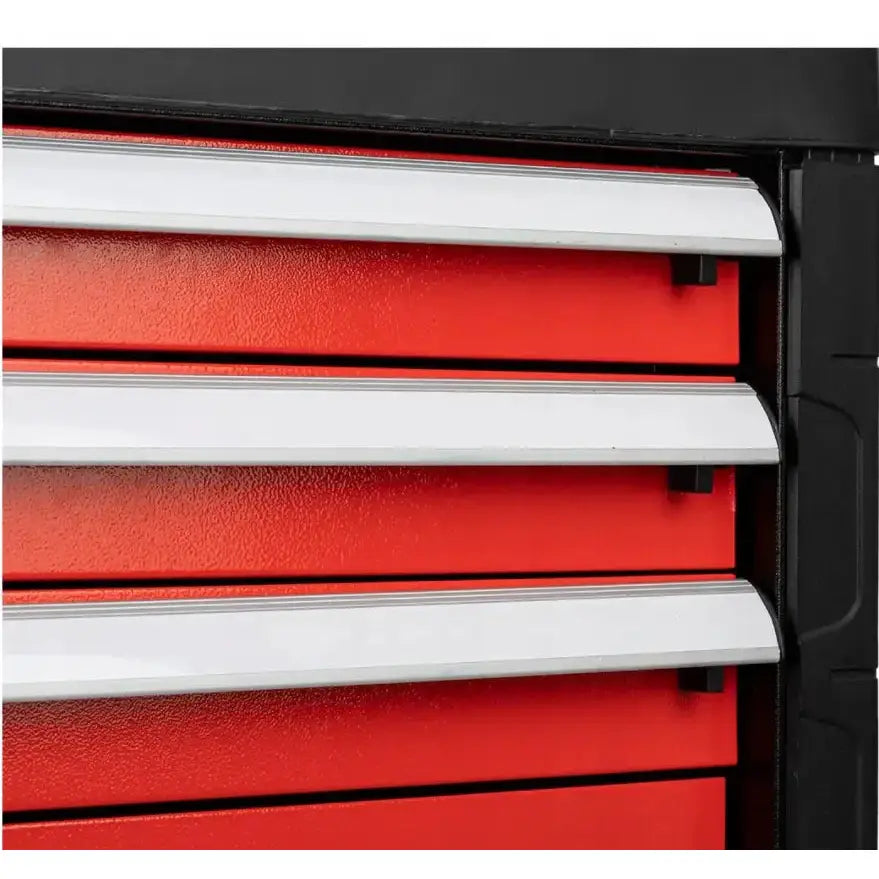 Verktøyvogn med tre røde skuffer i nærbilde, sølvfargede håndtak og strukturert sort metallramme.