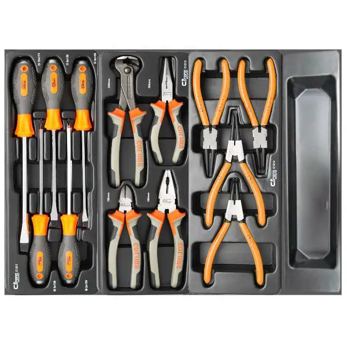 Sort plastbrett med Corona verktøysett, skrutrekkere og tenger med oransje håndtak i formtilpasset innpakning.