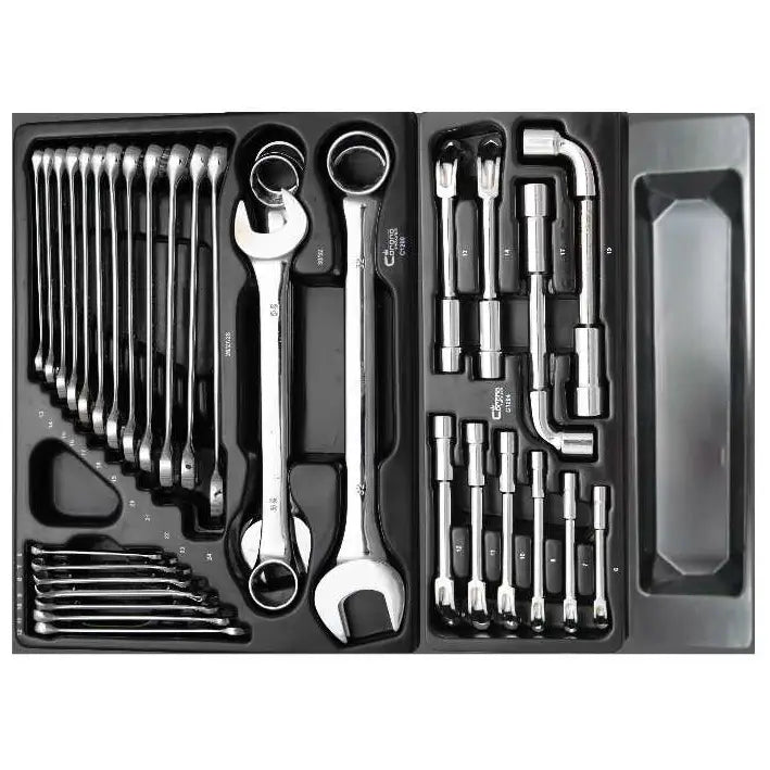 Verktøyvogn Corona, oversiktsbilde av sort plastbrett med kombinasjonsnøkler og pipeverktøy i blankt metall.