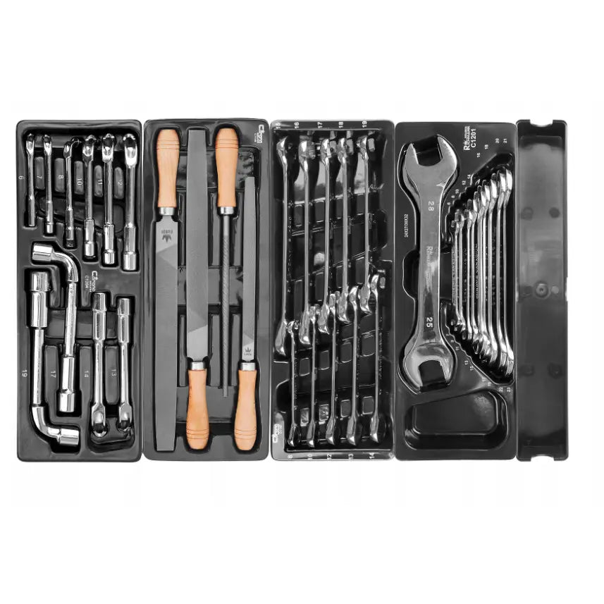 Sort plastbrett med fastnøkler, skraller, pipenøkler og filer med treskaft, sett ovenfra.