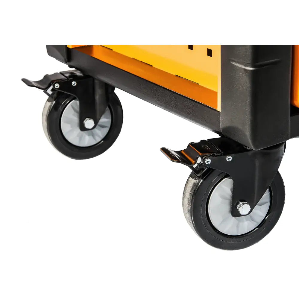 Verktøyvogn Corona, nærbilde av solide hjul med bremse, hvite felger og sort-gult metallunderstell.