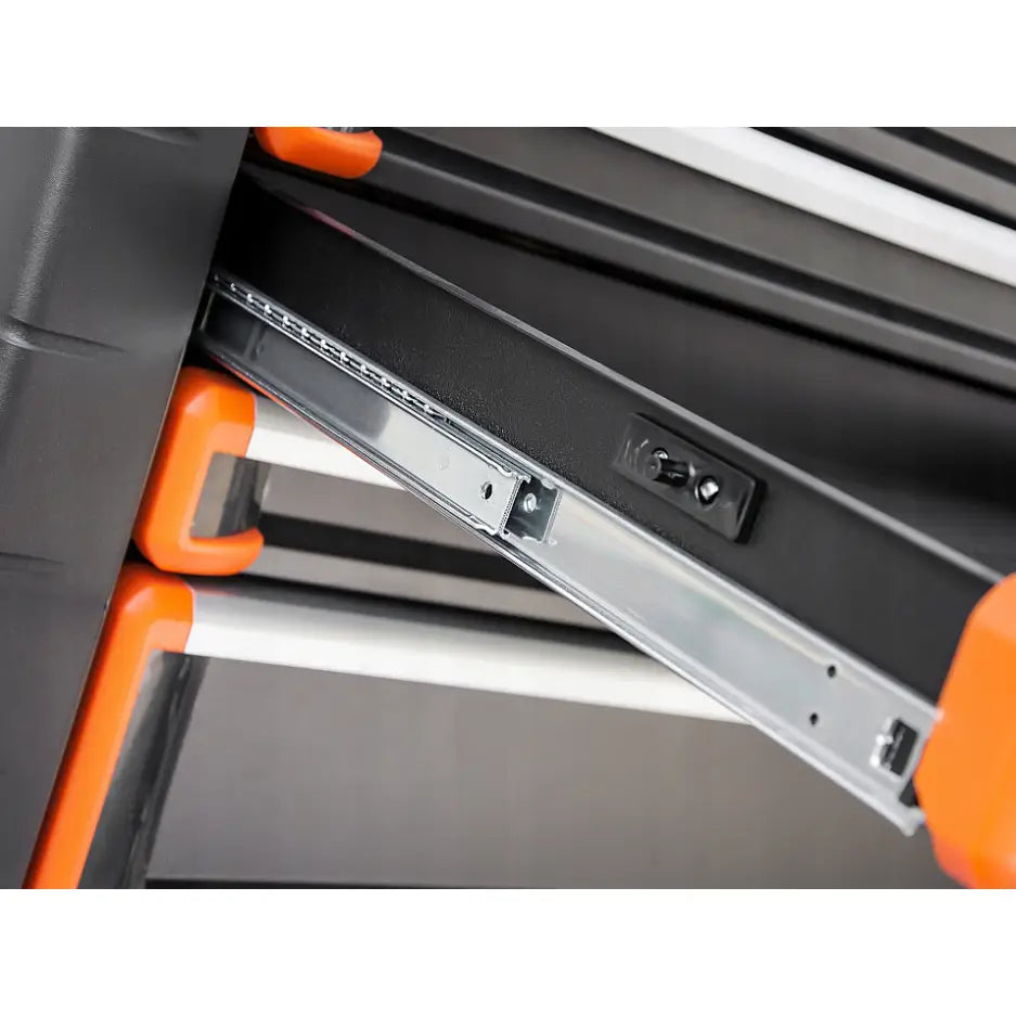 Verktøyvogn Corona, detaljert nærbilde av sort og oransje skuff med synlig metallglideskinne.