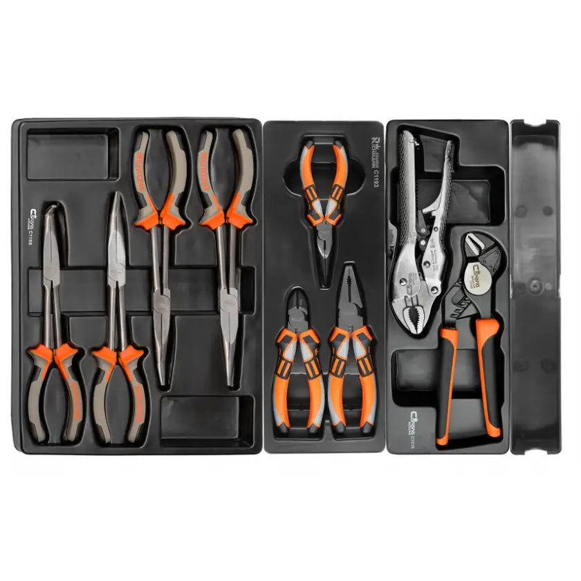 Ulike tenger og gripetenger med sorte og oransje håndtak i svart innlegg, sett ovenfra i verktøyvogn.