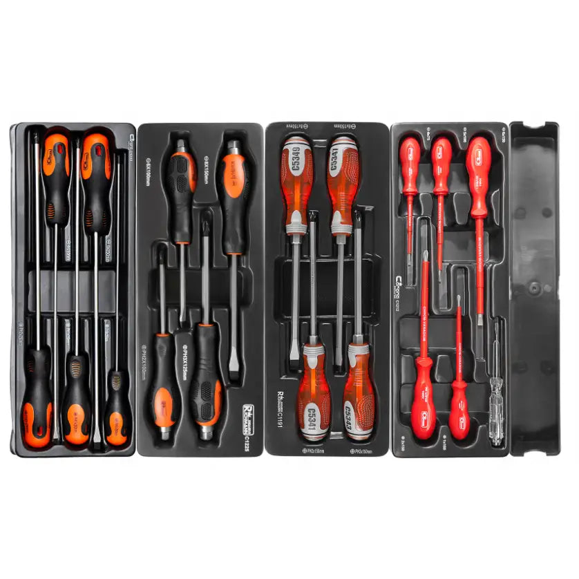 Skrutrekkersett med svarte, oransje og røde håndtak organisert i sorte plastbrett, fotografert ovenfra.