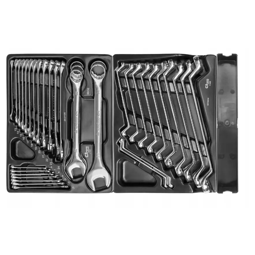 Kombinasjonsnøkler og ringnøkler i blankt metall, sortert i svart plastinnsats sett fra toppen.