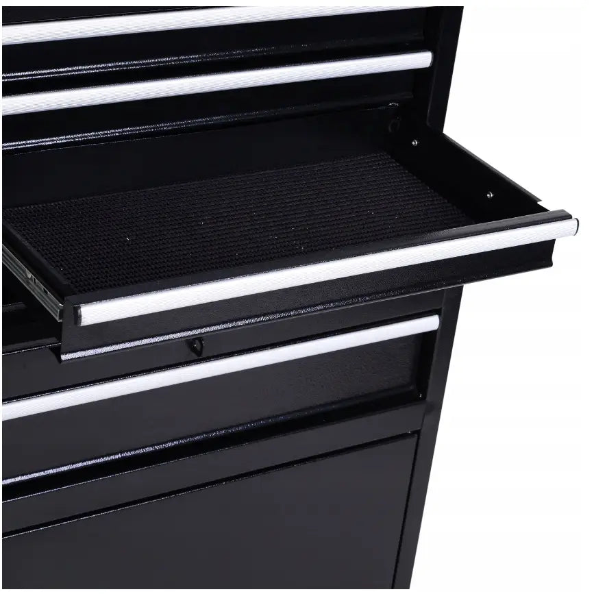 Verktøyvogn, nærbilde av sort metallskuff med sølvhåndtak og sklisikker matte inni, delvis åpen.