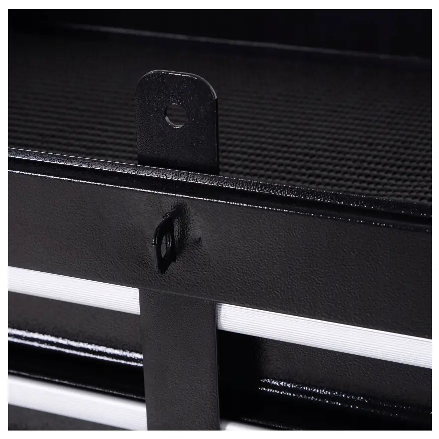 Verktøyvogn med 5 skuffer, nærbilde av sort metallramme med perforering og synlig monteringshull i stålet.