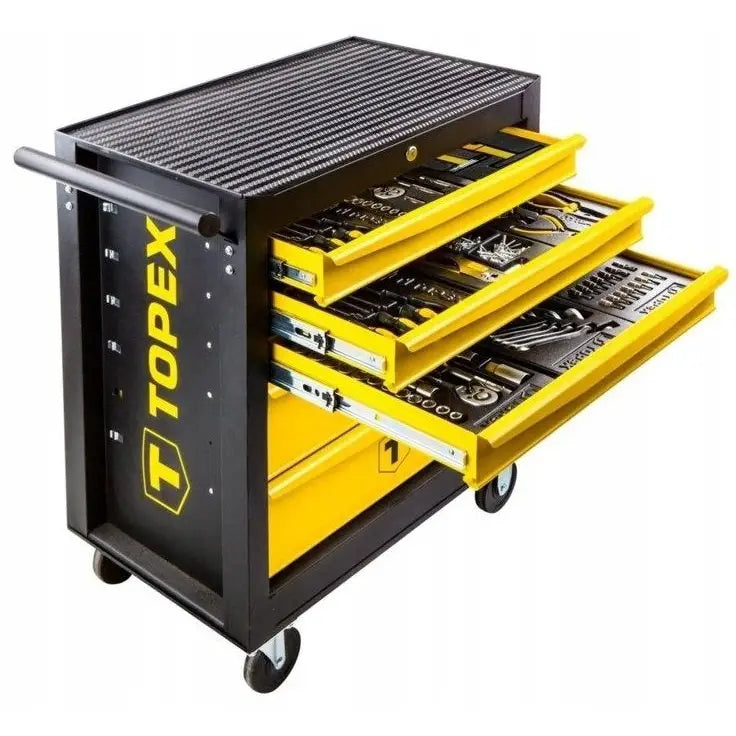 Verktøyvogn med 5 skuffer fra Topex, tre skuffer åpne med sort håndtak og store hjul, sett skrått.