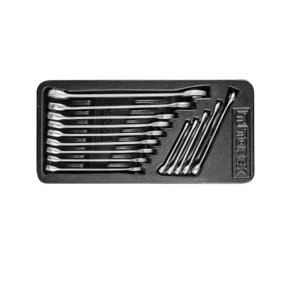 Fastnøkler i krom, ulike størrelser organisert i sort plastinnsats, sett ovenfra i verktøyvogn.