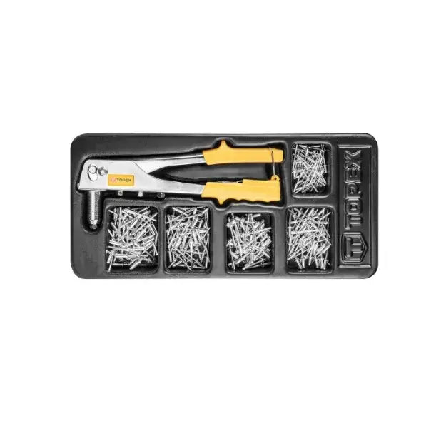 Tang med gule håndtak i sort plastholder, omringet av metallnagler i egne rom, sett ovenfra.