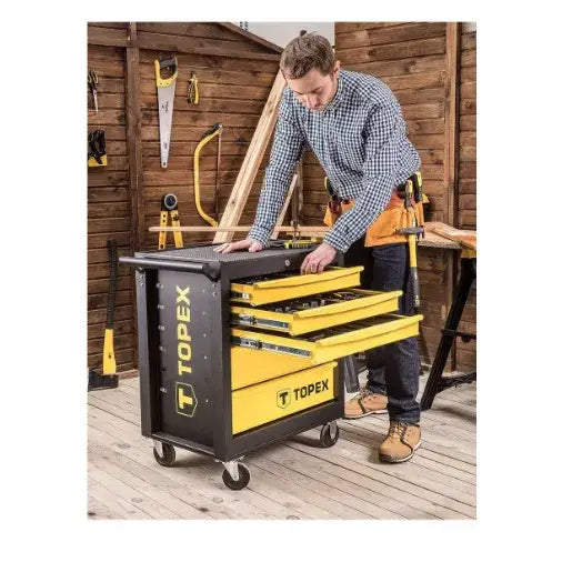Verktøyvogn med 5 skuffer fra Topex, åpen med synlige verktøy, mann med belte i snekkerverksted.