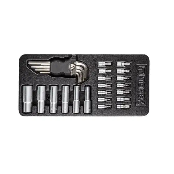 Ulike bits og sekskantnøkler sortert i svart plastinnsats, oversiktsbilde fra verktøyvognens innside.