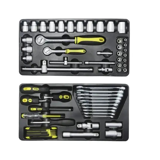 To sett håndverktøy med svarte og gule håndtak, fastnøkler, piper og bits i sort plastinnlegg, sett ovenfra.