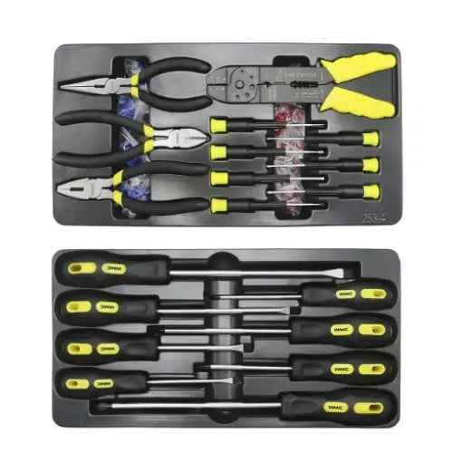 Sort plastbrett fra verktøyvogn, sett ovenfra med tang, crimpetang og skrutrekkere med svarte og gule håndtak.