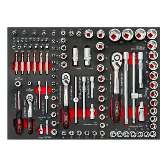 Skrallesett og piper i forkrommet metall, sort innlegg med røde detaljer, sett ovenfra med tydelige markeringer.