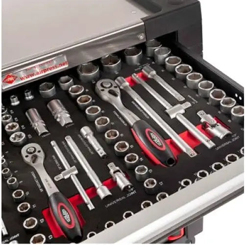 Pipenøkler og skralle-verktøy i stål, ryddig arrangert i svart skuff med sorte og røde håndtak.