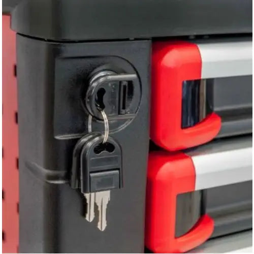Verktøyvogn med 7 skuffer, detalj av nøkkellås med to nøkler og røde håndtak på skuffenes grå sidekant.