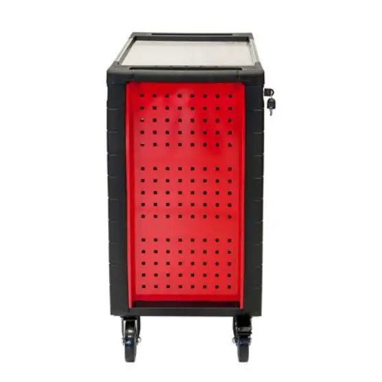 Verktøyvogn med 7 skuffer, rød side med perforert metall, to hjul synlige og lås på høyre side.