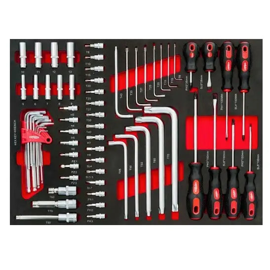 Sort verktøyinnlegg med organiserte håndverktøy, skrutrekkere, unbrakonøkler, bits og piper med røde detaljer.