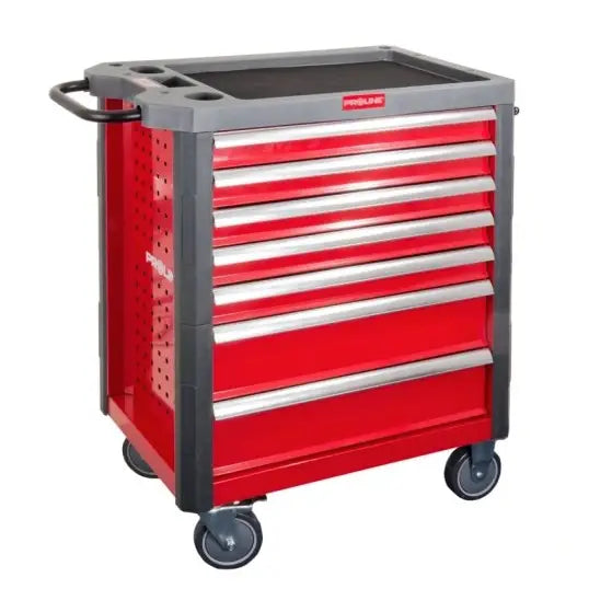 Verktøyvogn Proline i rød metall med åtte skuffer, sølvhåndtak, sort topp og hjul, sett fra skrå vinkel.