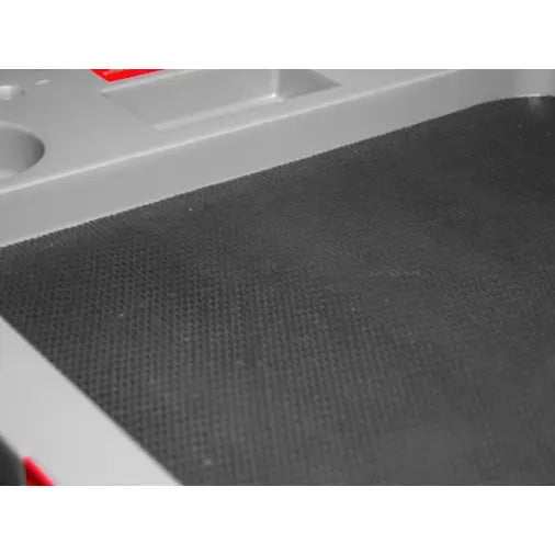 Verktøyvogn Proline, nærbilde av sort strukturert topp med grå kanter og organiserte små inndelinger.