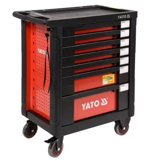 Verktøyvogn med skap fra Yato, skrå frontvisning med seks skuffer, hjul og perforerte sidepaneler.