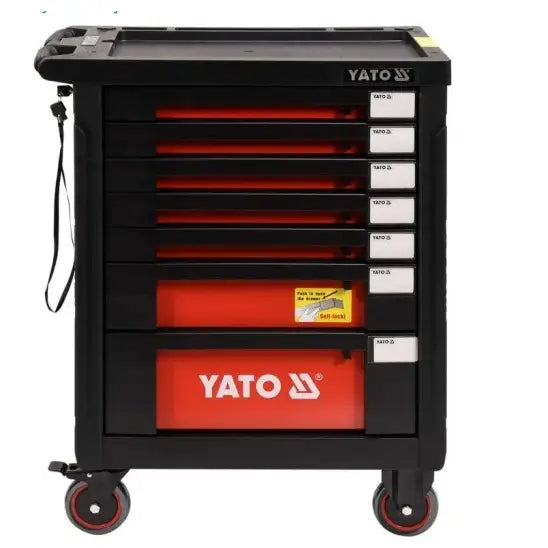Verktøyvogn fra Yato, frontvisning med seks skuffer, røde detaljer, hjul og tydelig Yato-logo på nederste skuff.
