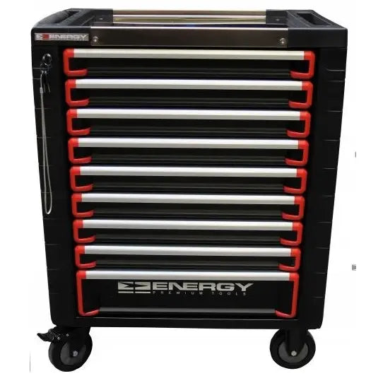 Verktøyvogn i sort metall med ni sølvskuffer, røde detaljer og logo på nederste skuff, sett forfra.