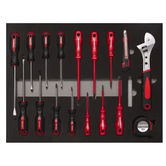 Verktøyvogn fra Mammooth, oversiktsbilde av sort brett med røde og svarte håndverktøy og målebånd.