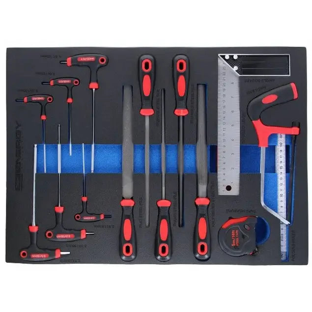 Verktøyvogn, nærbilde av T-nøkler, filer, vinkelhake og baufil med røde og svarte håndtak i skuminnlegg.