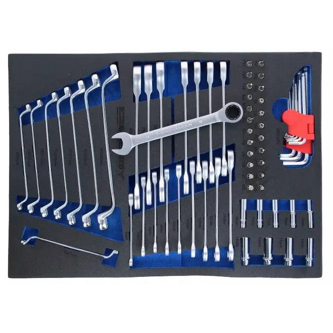 Verktøyvogn, oversiktsbilde av skuminnlegg med kombinasjonsnøkler, røde umbrakonøkler og pipenøkler i sølv.