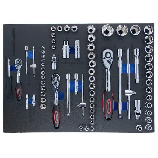 Pipenøkkelsett med skralle og tilbehør, sort innlegg med blå detaljer og sort-rødt håndtak, sett ovenfra.