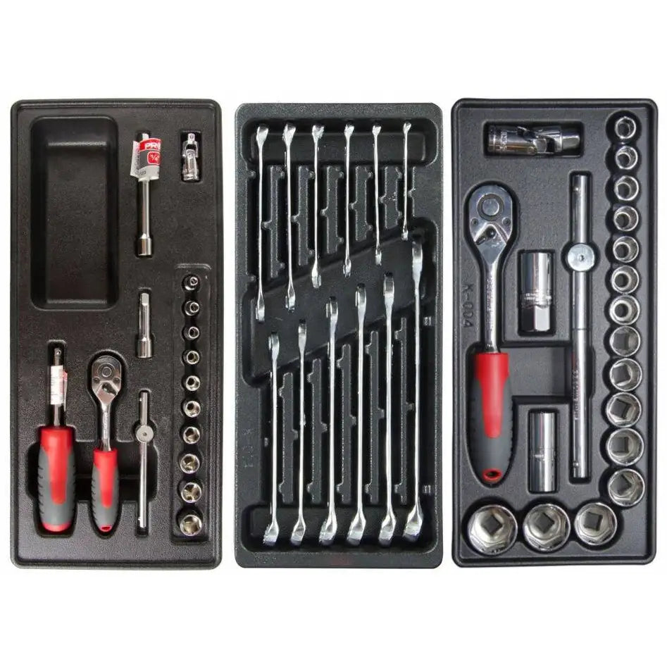 Sort plastbrett med fastnøkler, skrallenøkler med rødt og svart håndtak, piper og bits, sett ovenfra.