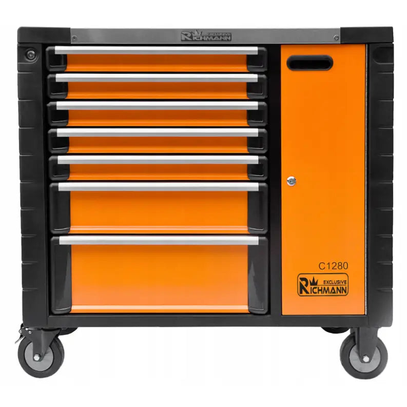 Verktøyvogn Richmann, oransje og svart, frontbilde med seks skuffer, siderom, hjul og sølvfargede håndtak.