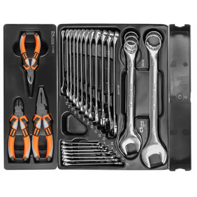 Sort plastbrett med håndverktøy, to oransje tenger og blanke kombinasjonsnøkler sett ovenfra.