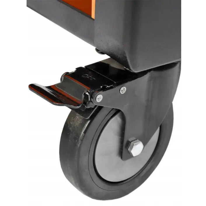 Verktøyvogn Richmann, detaljert sidebilde av sort svinghjul med brems festet til oransje og sort vogn.