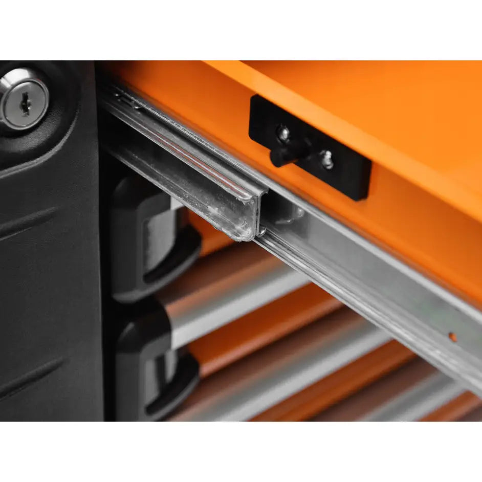 Verktøyvogn Richmann, detalj av metallskinne til skuff med låsesylinder og oransje-svarte flater synlig.