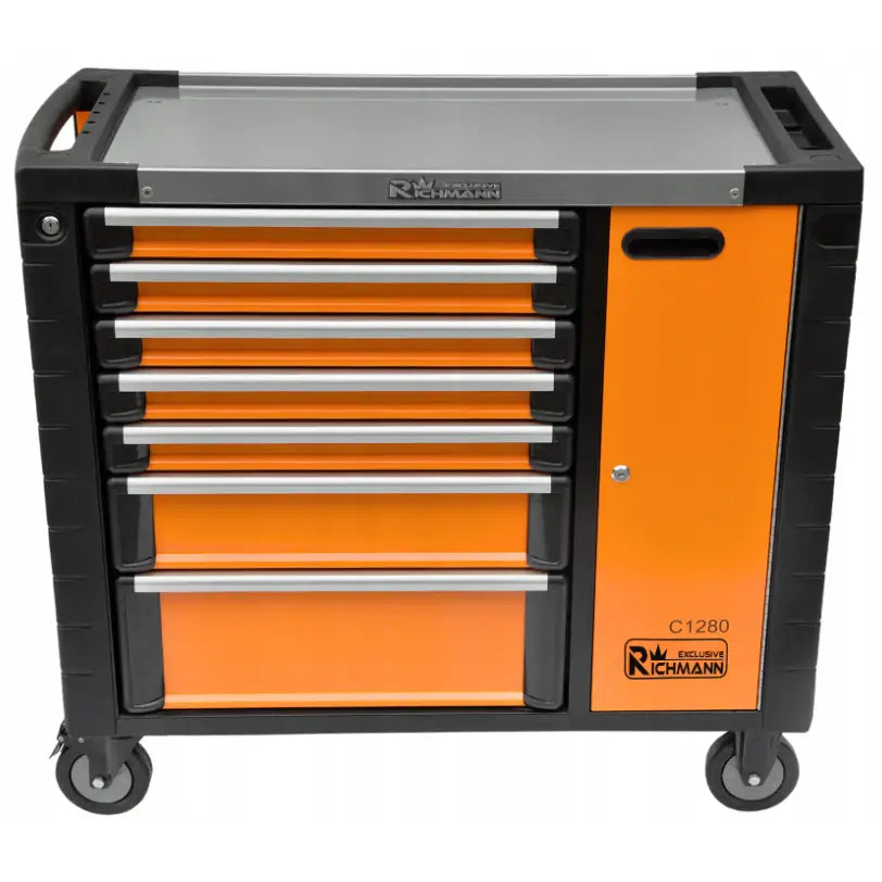 Verktøyvogn Richmann, oransje og svart, frontbilde med syv skuffer, skap og hjul for mobilitet.