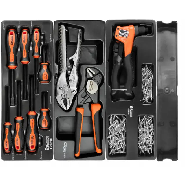 Sort plastbrett med håndverktøy, skrutrekkere med oransje håndtak, tang og popnagletang sett ovenfra.