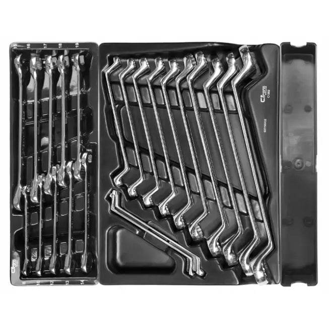 Sort plastetui med kromfargede ringnøkler i ulike størrelser, organisert i separate rom, sett ovenfra.